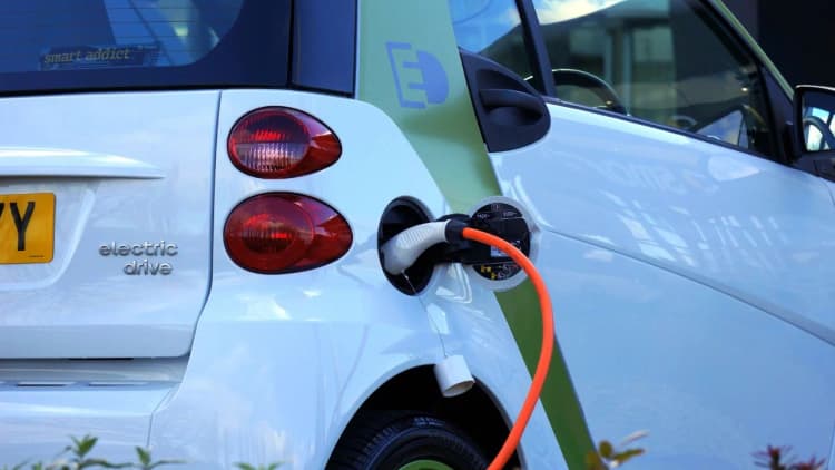電気自動車(EV)の充電料金比較 スタンドと自宅充電それぞれのメリット・デメリットのサムネイル画像